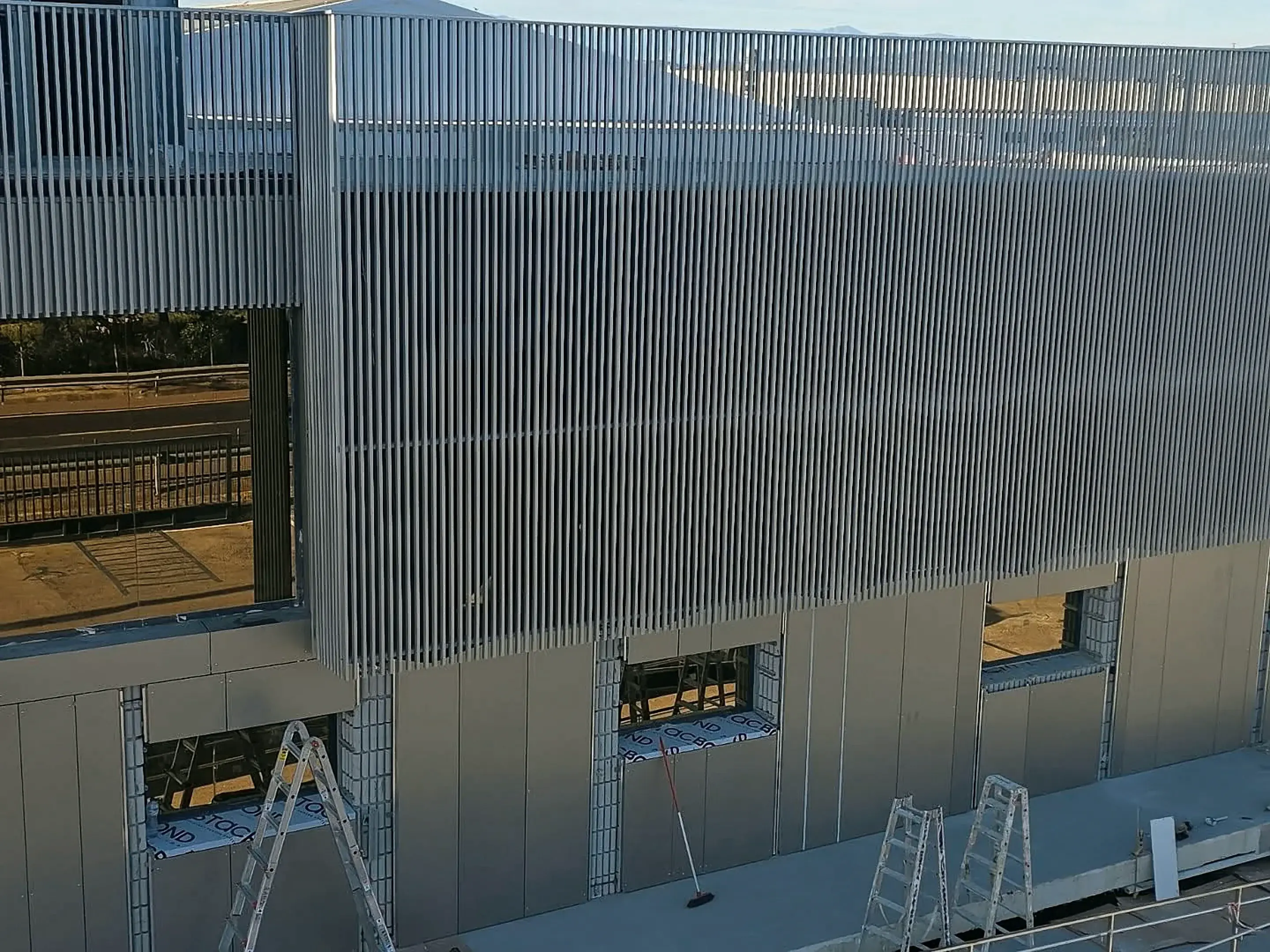 Fachada de lamas de aluminio fabricada e instalada por Lwarga en Valencia